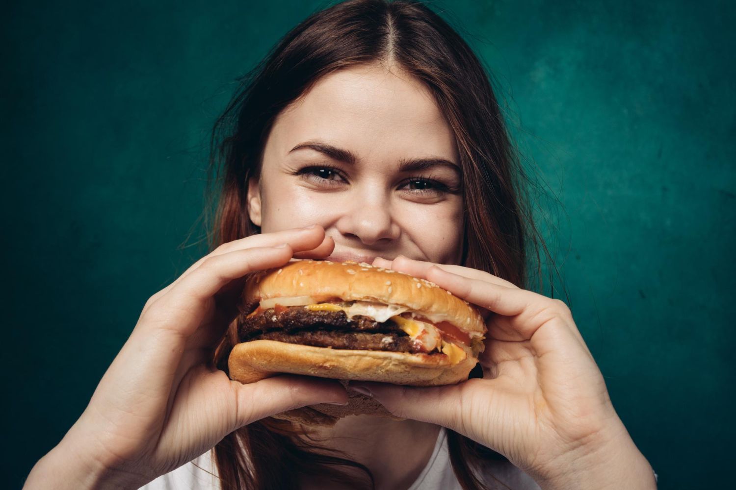 młoda dziewczyna je hamburgera