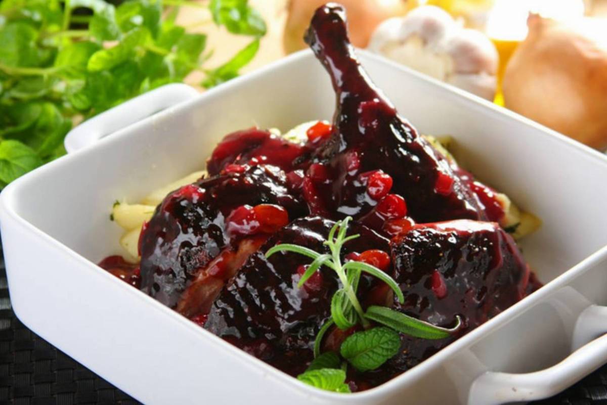 pieczona-kaczka-z-sosem-rodzynkowym