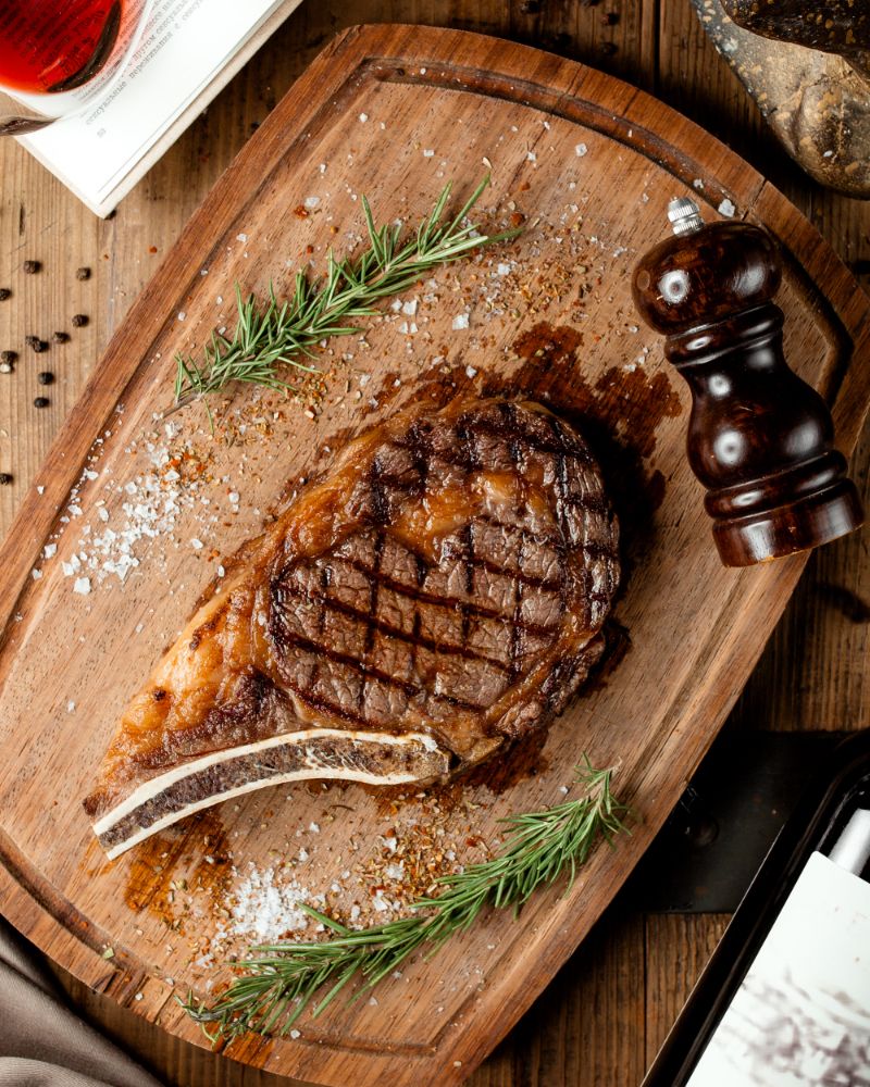 Karkówka z grilla z curry i sosem jogurtowym