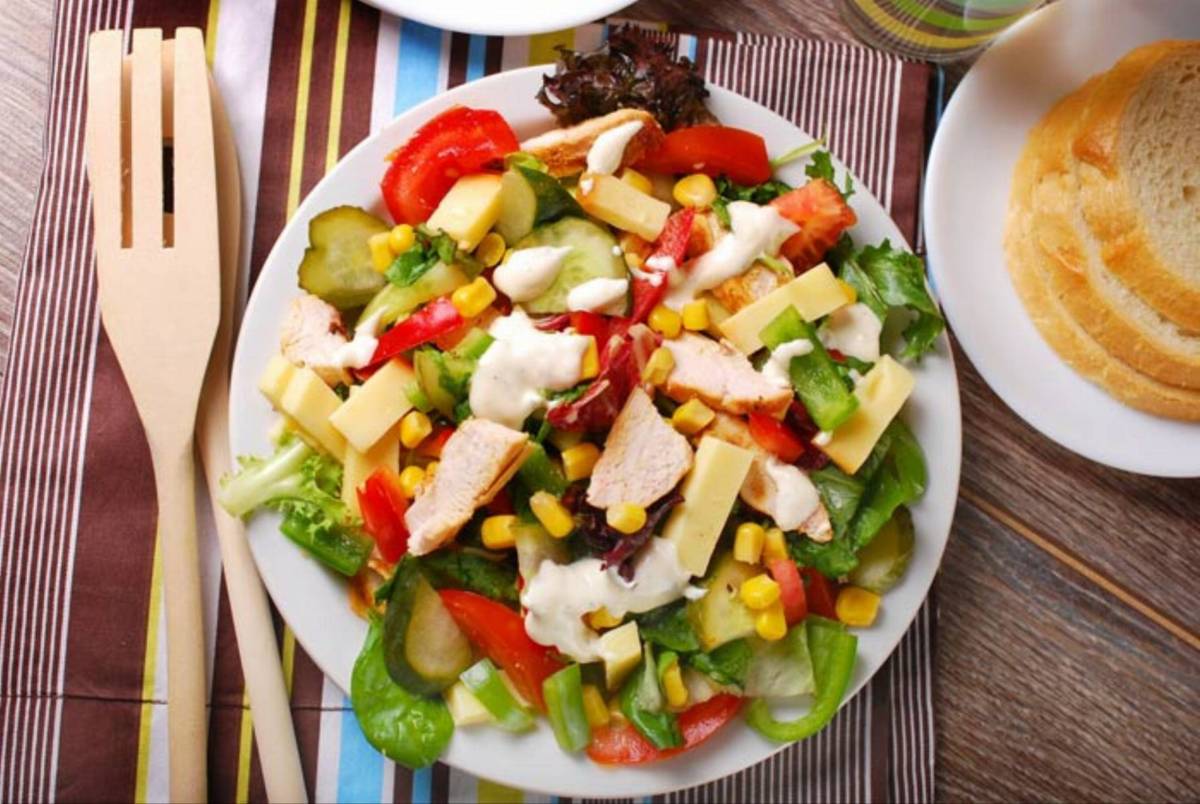 Wiosenna sałatka z żółtym serem i kurczakiem