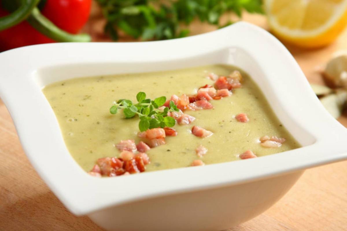 Zupa porowo-ziemniaczana z dodatkiem boczku