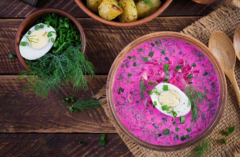 Przepis Grzegorza Łapanowskiego: Chłodnik z botwinki z rzodkiewką i ogórkiem Przepis Grzegorza Łapanowskiego: Chłodnik z botwinki z rzodkiewką i ogórkiem