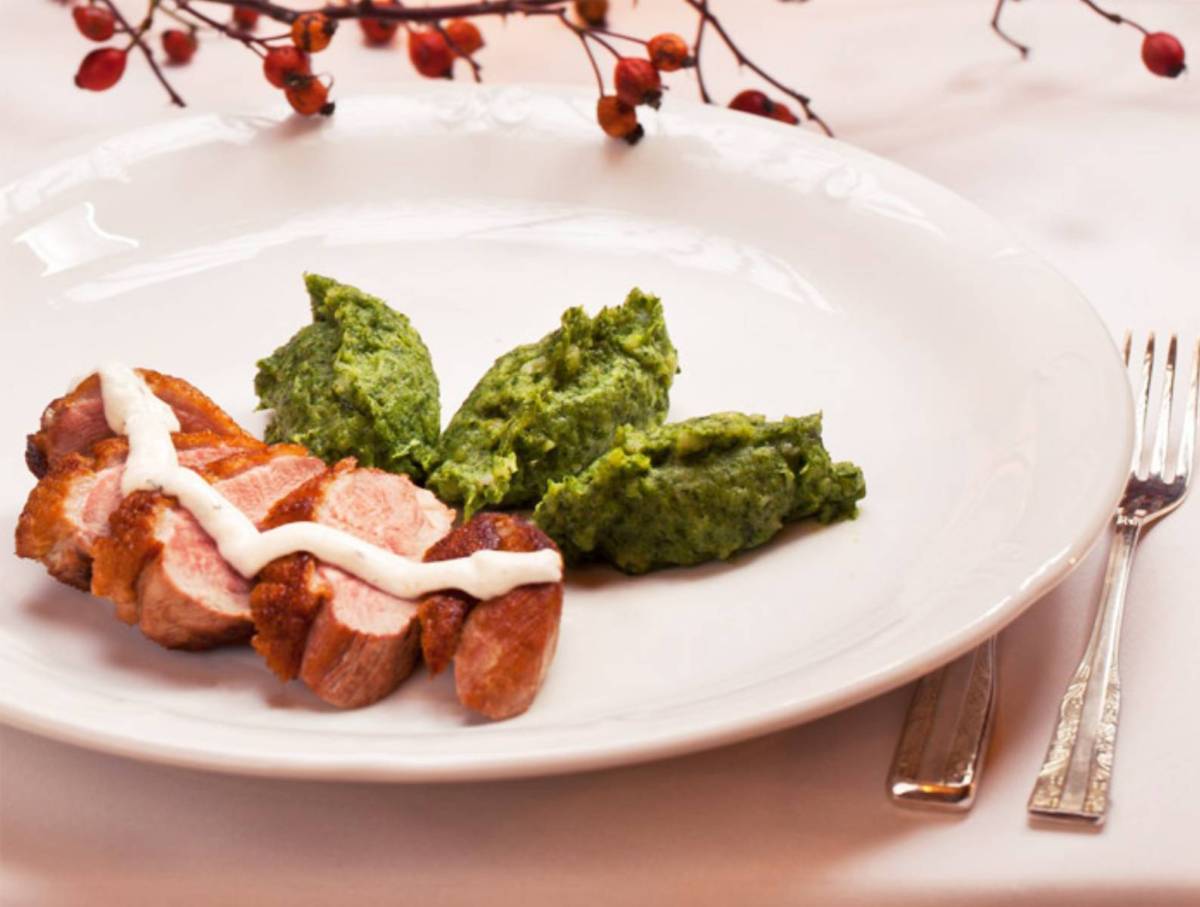 Grillowany-filet-z-kaczki-z-zielonym-purée-i-sosem-czosnkowo-–-ziołowym