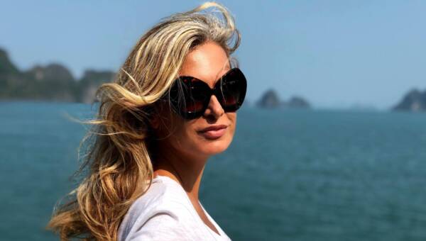 kobieta w okularach przeciwsłonecznych