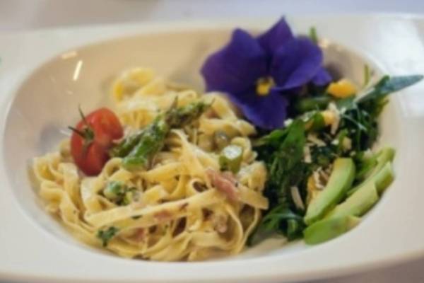 kwiaty_na_talerzu_danie_z_bratkiem_3