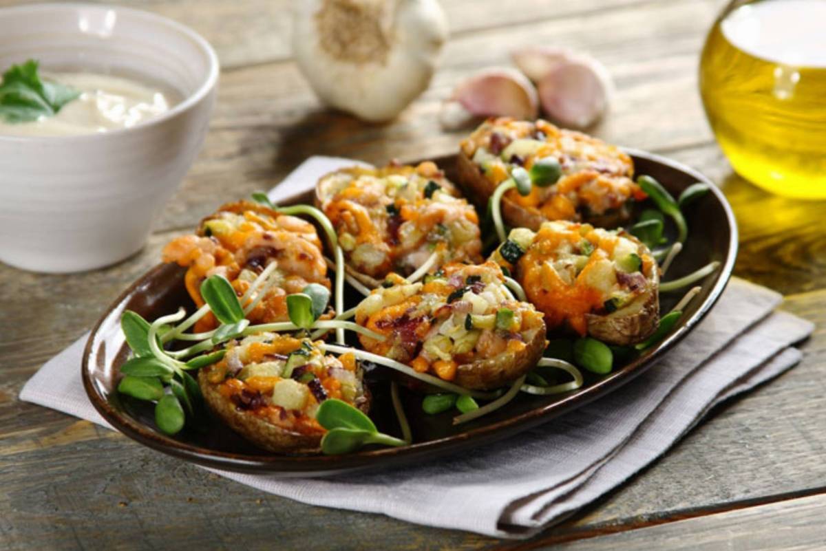  Łódeczki z cukinią, wędzonym łososiem i sosem czosnkowym