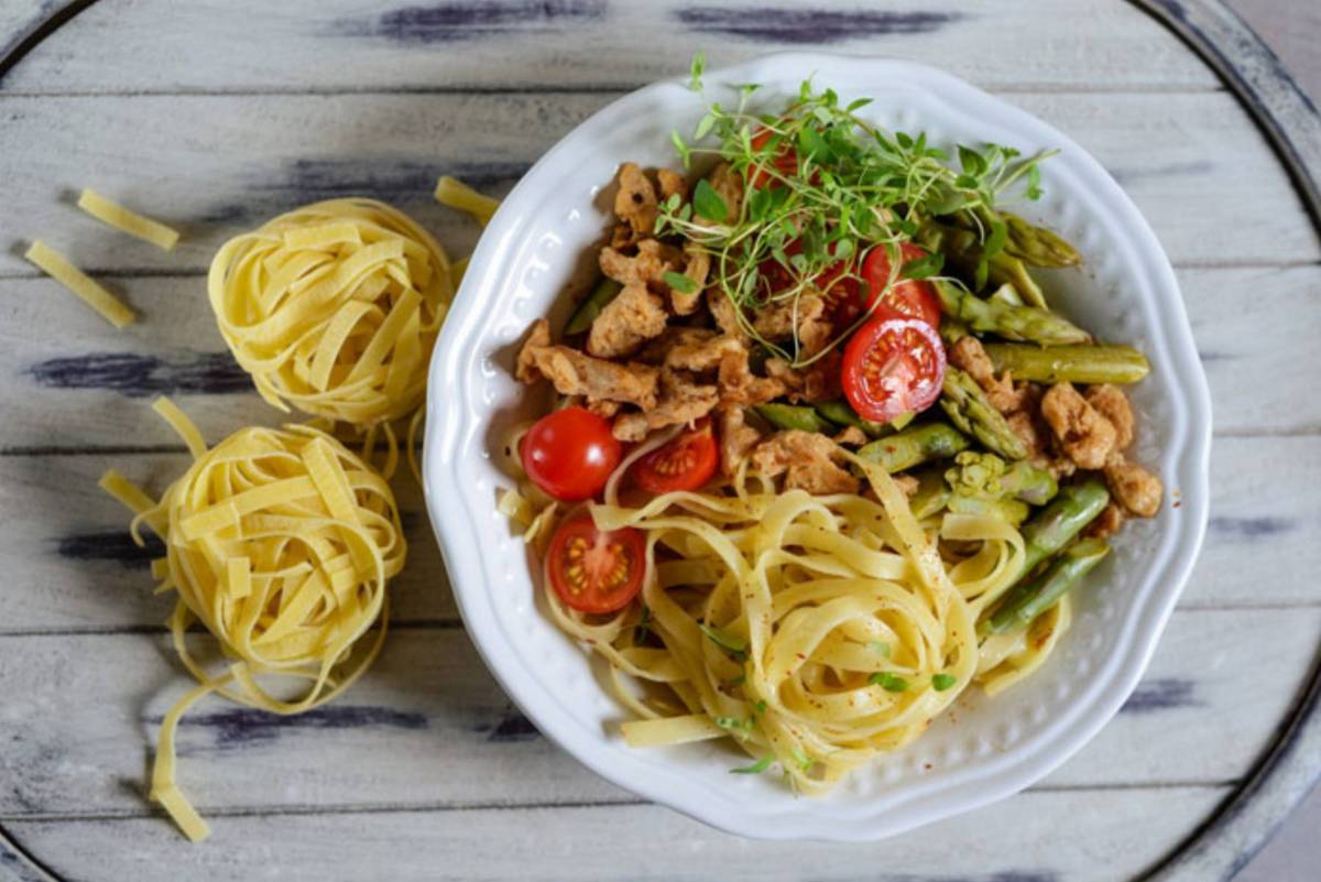 Szparagi z kurczakiem i makaronem