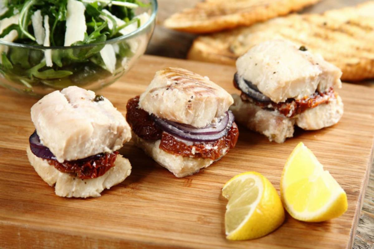 Pieczony na grillu dorsz z suszonymi pomidorami, świeżą bazylią oraz sosem pieprzowym