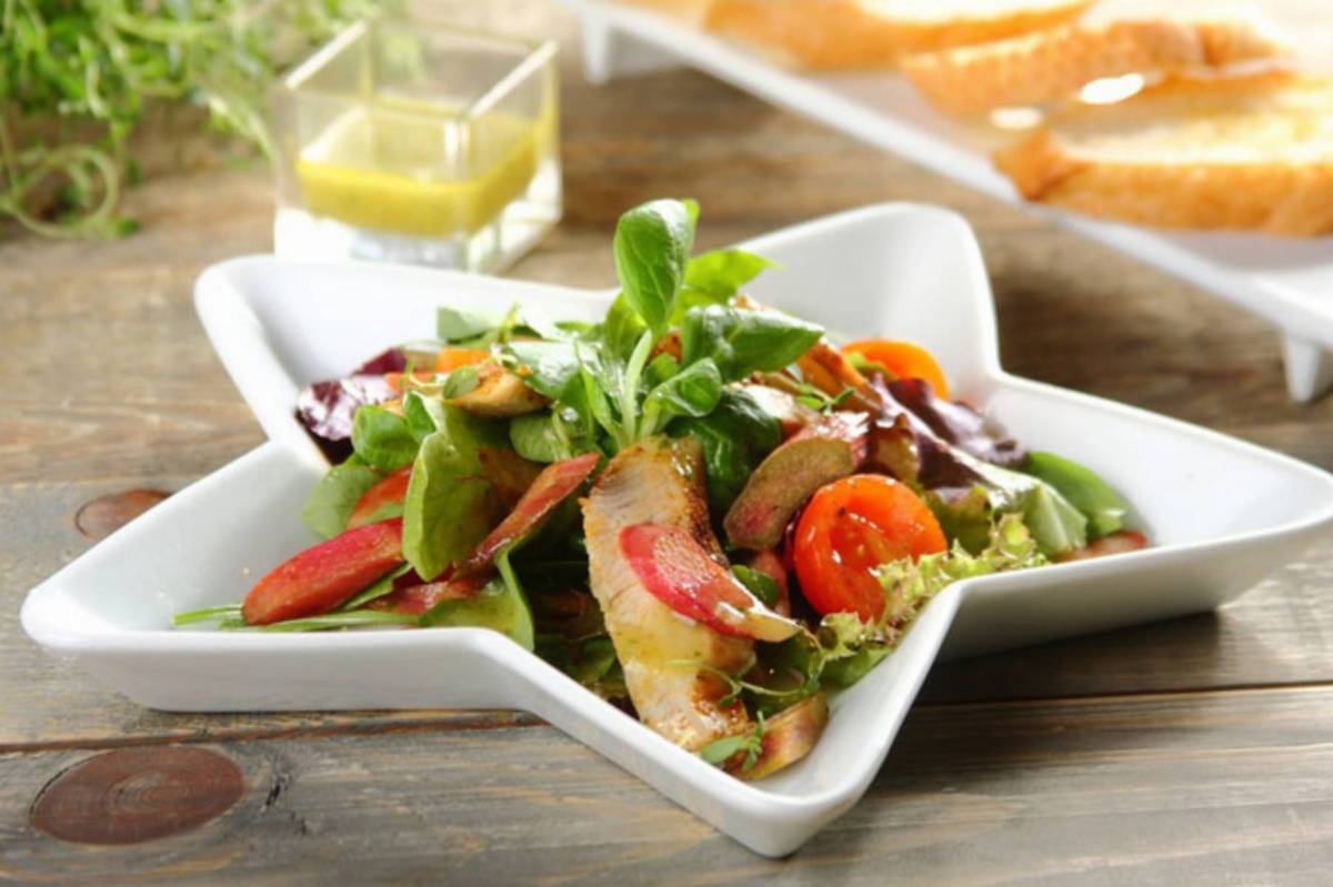 Salatka-z-rabarbarem-i-kurczakiem-z-grilla