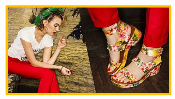 Buty i torebki w tropikalne wzory