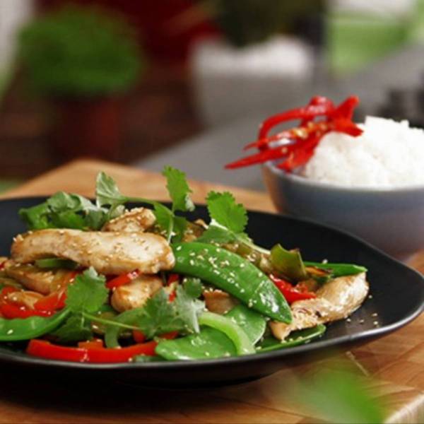 Kurczak podsmażany z sezamem, imbirem i soją