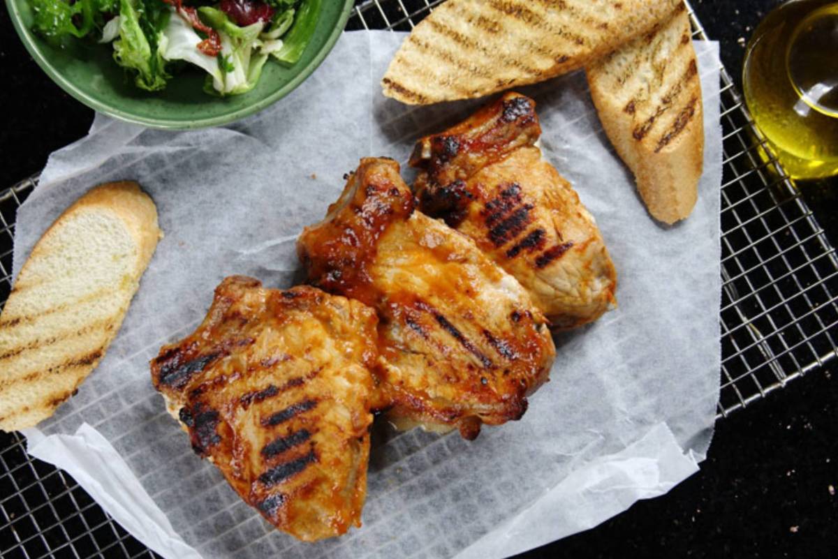 Grillowane kotlety ze schabu z whiskey i miodem