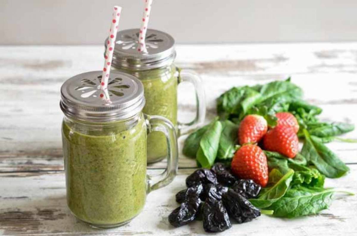 Koktajl ze szpinaku, kaszy jaglanej i śliwek kalifornijskich