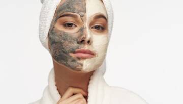 kobieta z peelingiem na twarzy