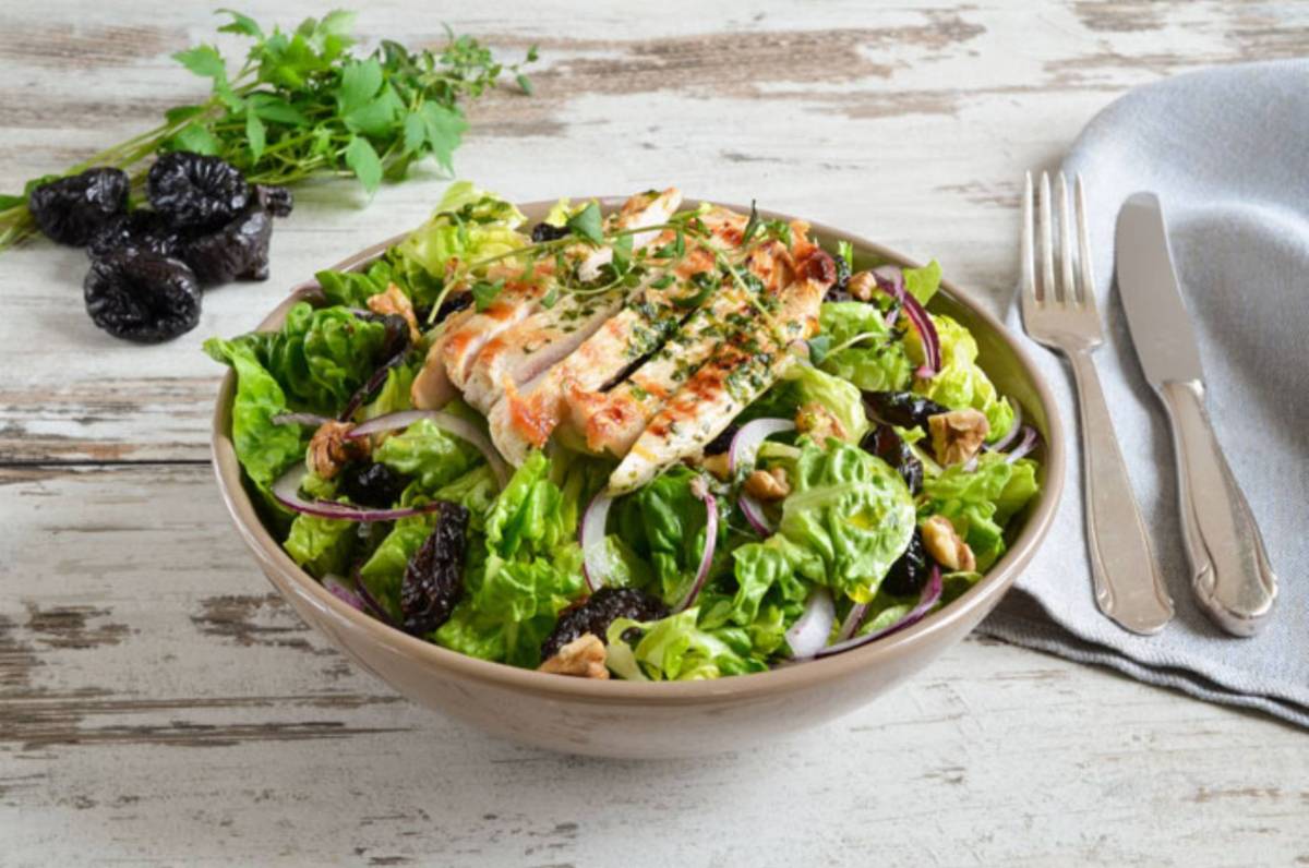 Sałata z grillowanym indykiem i śliwkami kalifornijskimi fot_CPB_1
