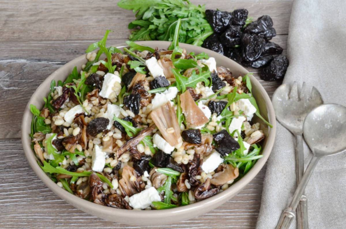 Sałatka z pęczaku ze śliwkami kalifornijskimi i pieczonym radicchio_fot_CPB_1