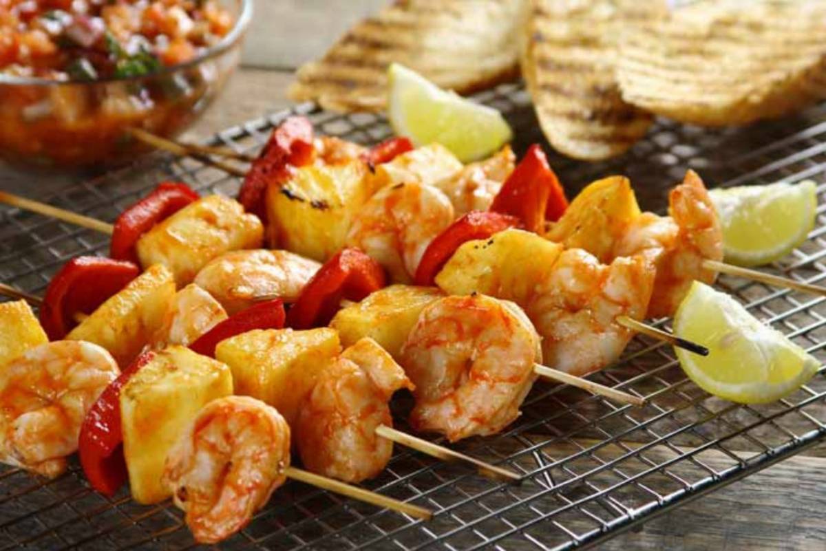 Szaszłyki z krewetkani i ananasem z dodatkiem pikantnej salsy z kaparów