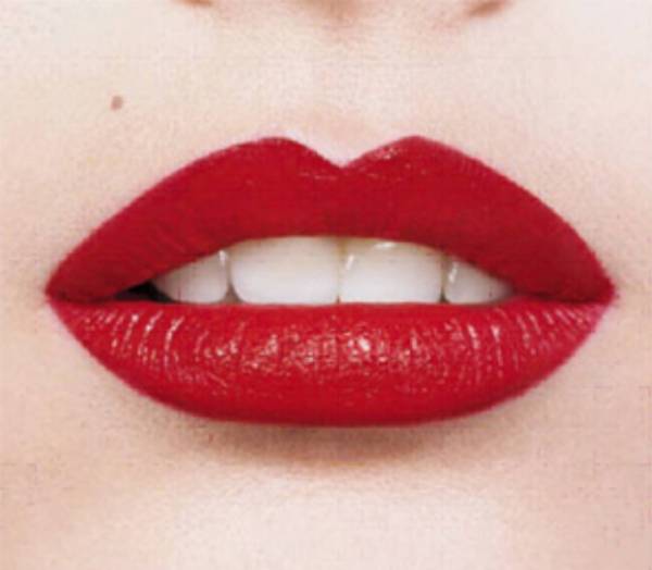 Krok 2: wypełnienie ust kolorem pędzelkiem - precyzyjne nałożenie pomadki od środka ust, wyrównanie krycia