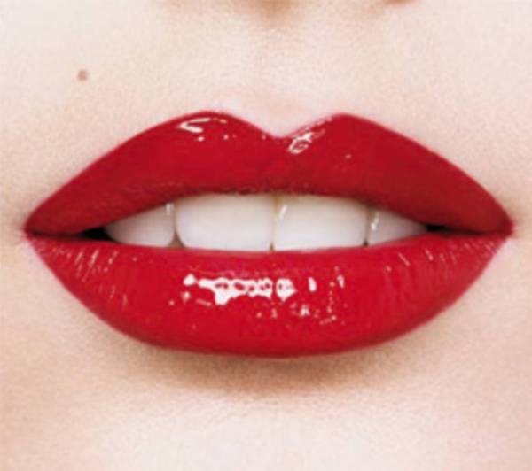 Krok 3: wykończenie makijażu ust błyszczykiem - nałożenie połysku na pomadkę dla efektu mokrych, pełniejszych ust