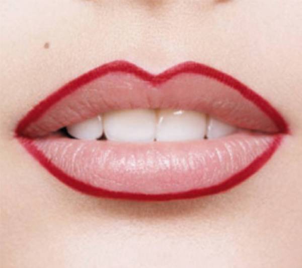 Krok 1: kontur ust konturówką - obrysowanie warg przed nałożeniem pomadki, wyrównanie linii i optyczne powiększenie
