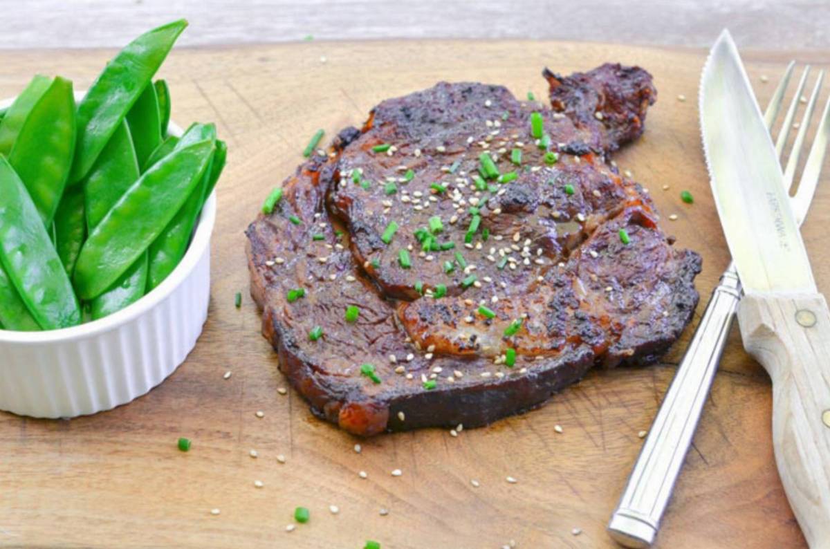 Stek wołowy grillowany z glazurą ze śliwek kalifornijskich