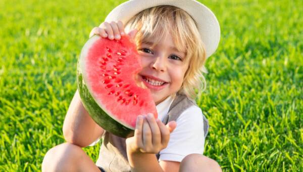 dziecko jedzące arbuza