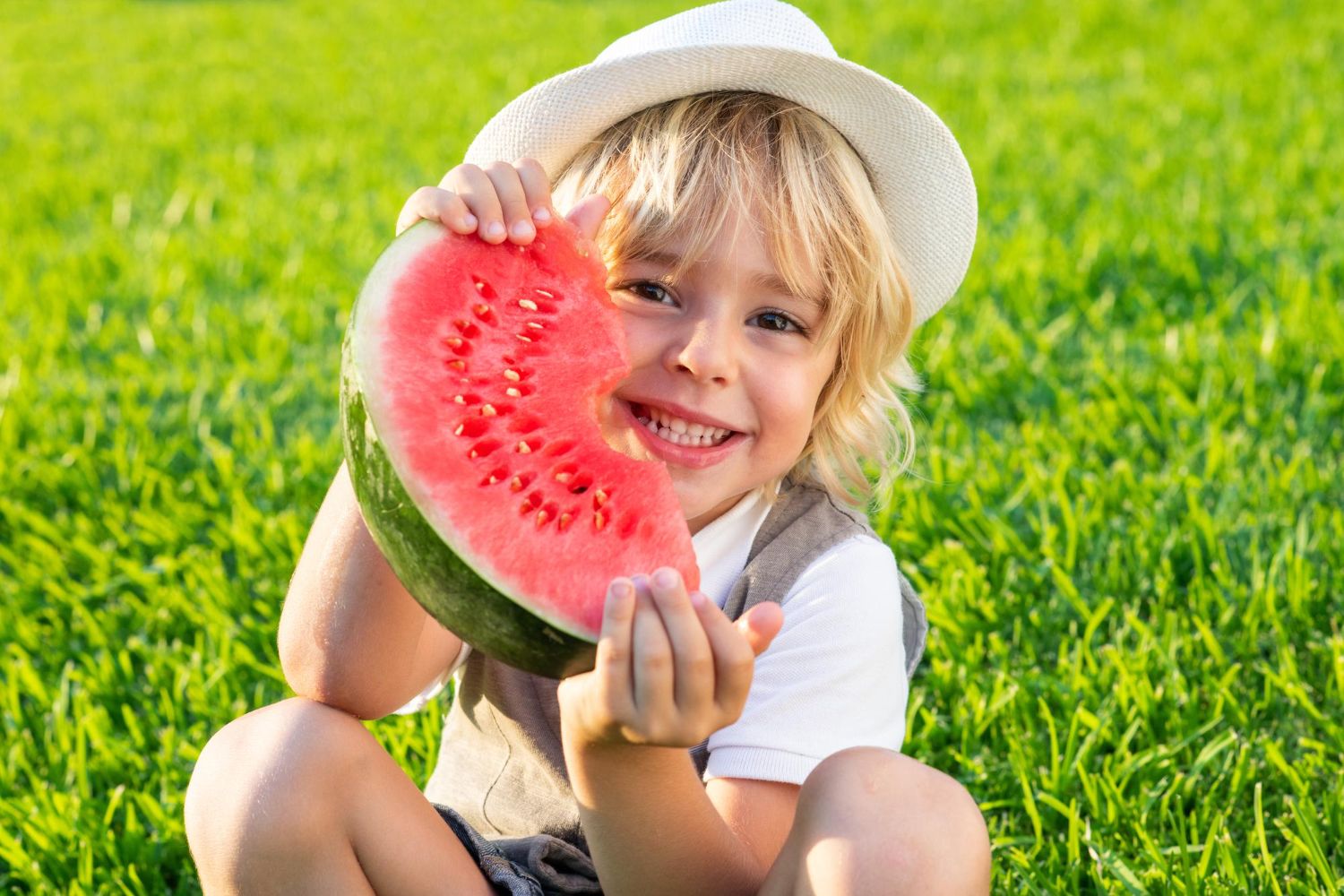 dziecko jedzące arbuza