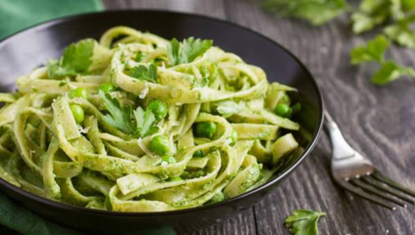Dla wegetarian: Makaron ze szpinakiem i zielonym groszkiem