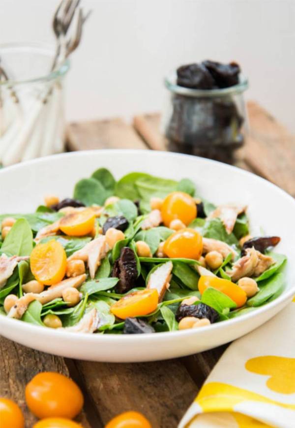 Sałatka ze szpinakiem, wędzonym pstrągiem i śliwką kalifornijską