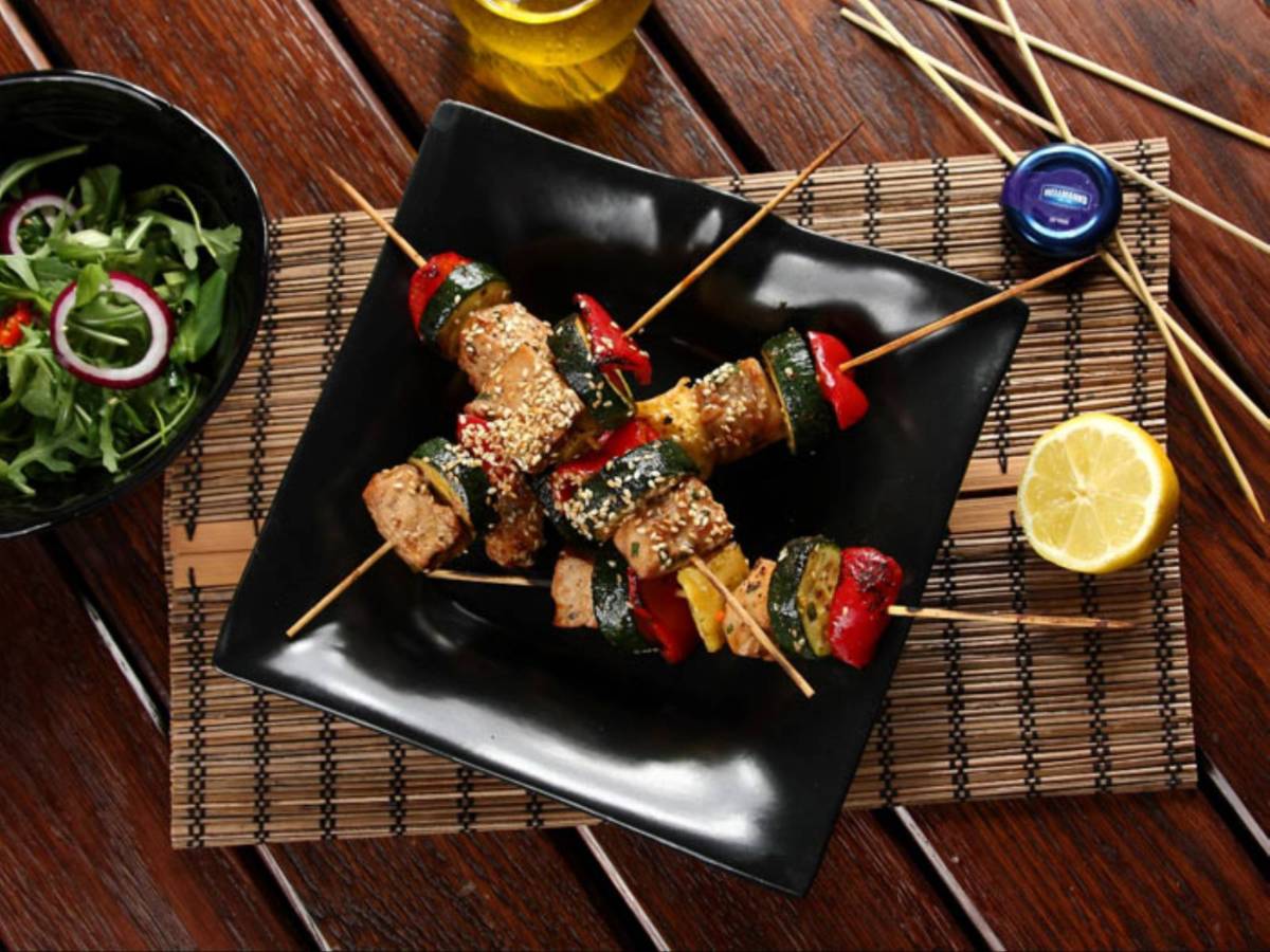 Grillowany szaszłyk z tuńczyka w stylu orientalnym