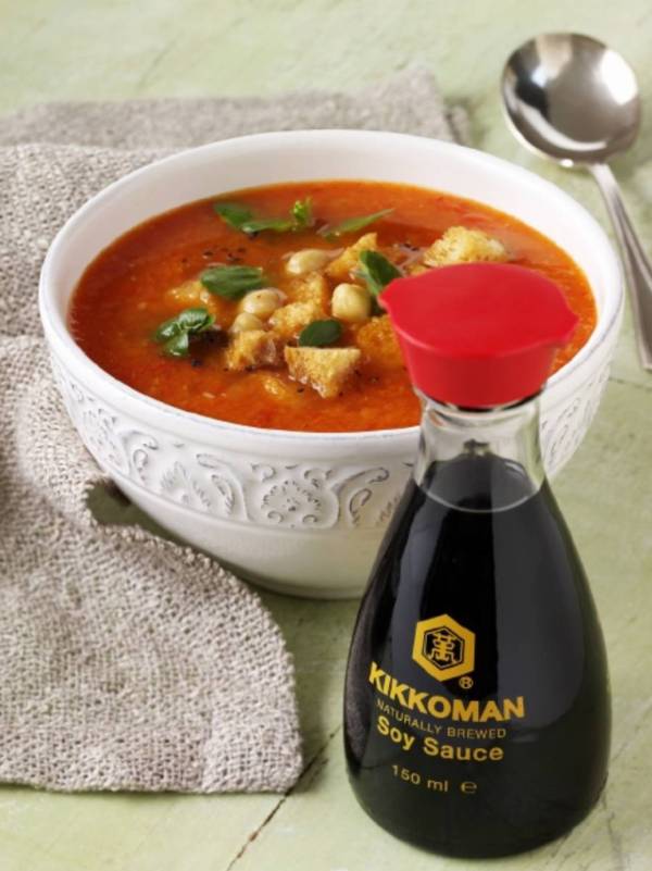 Zupa pomidorowo-paprykowa z sosem sojowym i limonką