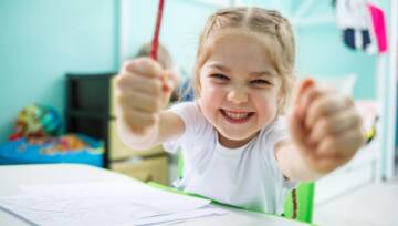 dziewczynka przy biurku