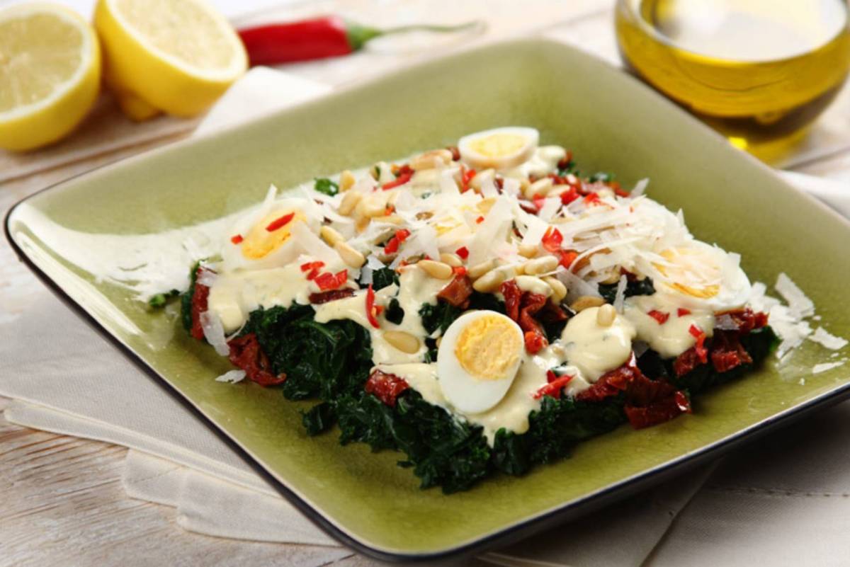 Sałatka z jarmużem, suszonymi pomidorami i jajkami przepiórczymi