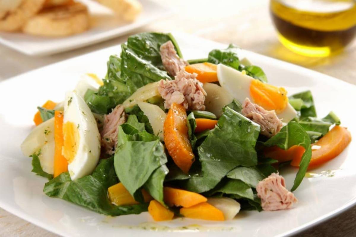 Sałatka z pieczonym pasternakiem i tuńczykiem 