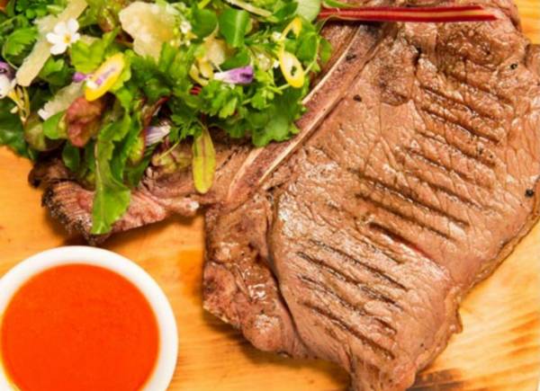 T-Bone stek z sosem paprykowym i liśćmi sałat