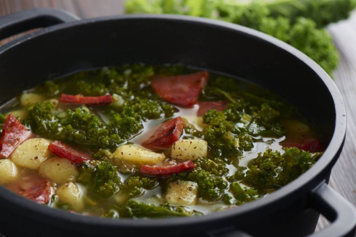 Zupa z kiełbasą typu chorizo i jarmużem