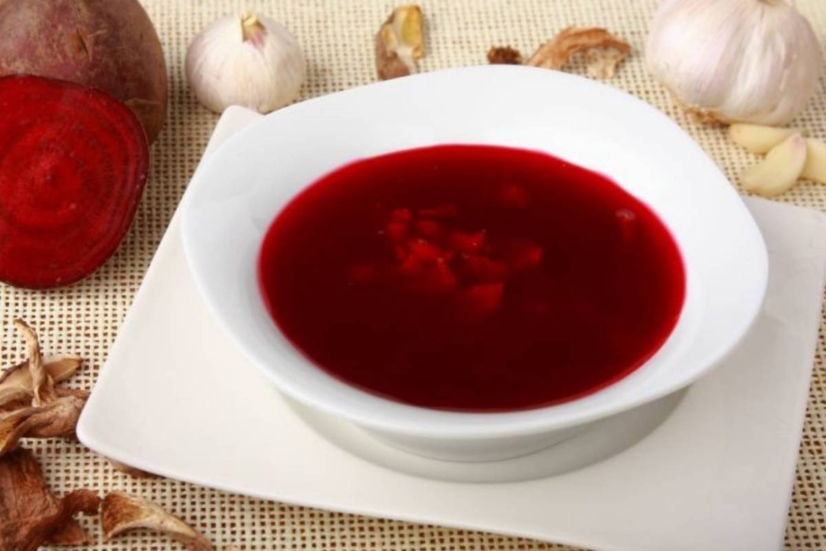 Barszcz czerwony z grzybami lesnymi