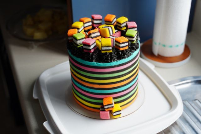 разноцветные конфеты как украшение торта