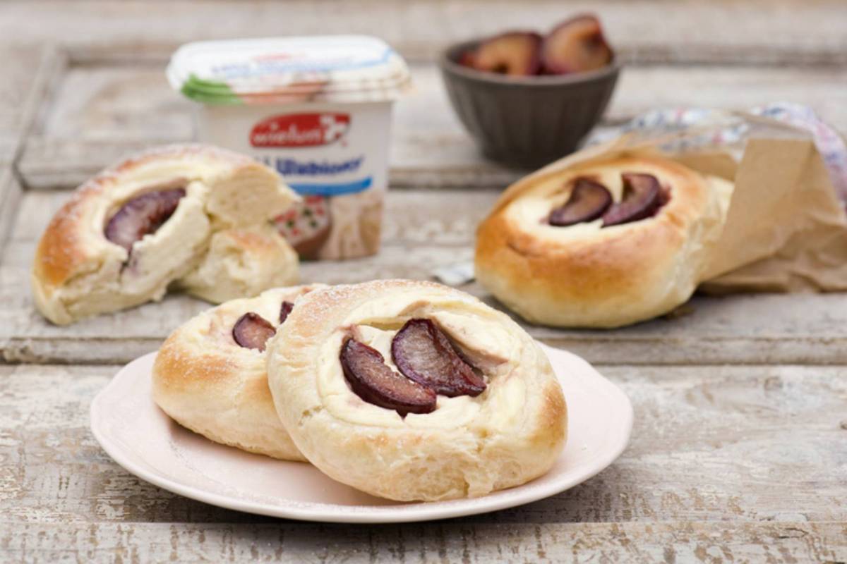 Drozdzowki_z_serem_i_sliwkami_FB