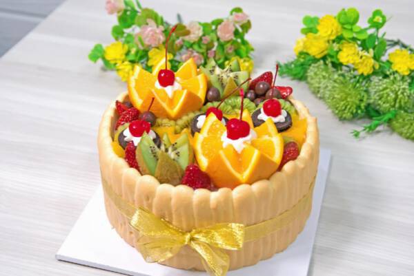 Торт, украшенный фруктами