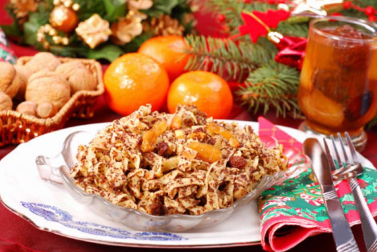 Makaron-z-makiem-i-bakaliami-Fot.-Miedzybrodzki-Makaron