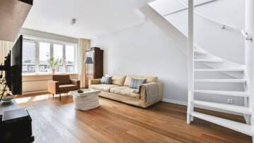 mieszkanie z drewnianą podłogą