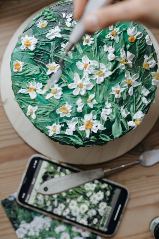 украшение торта съедобными цветами
