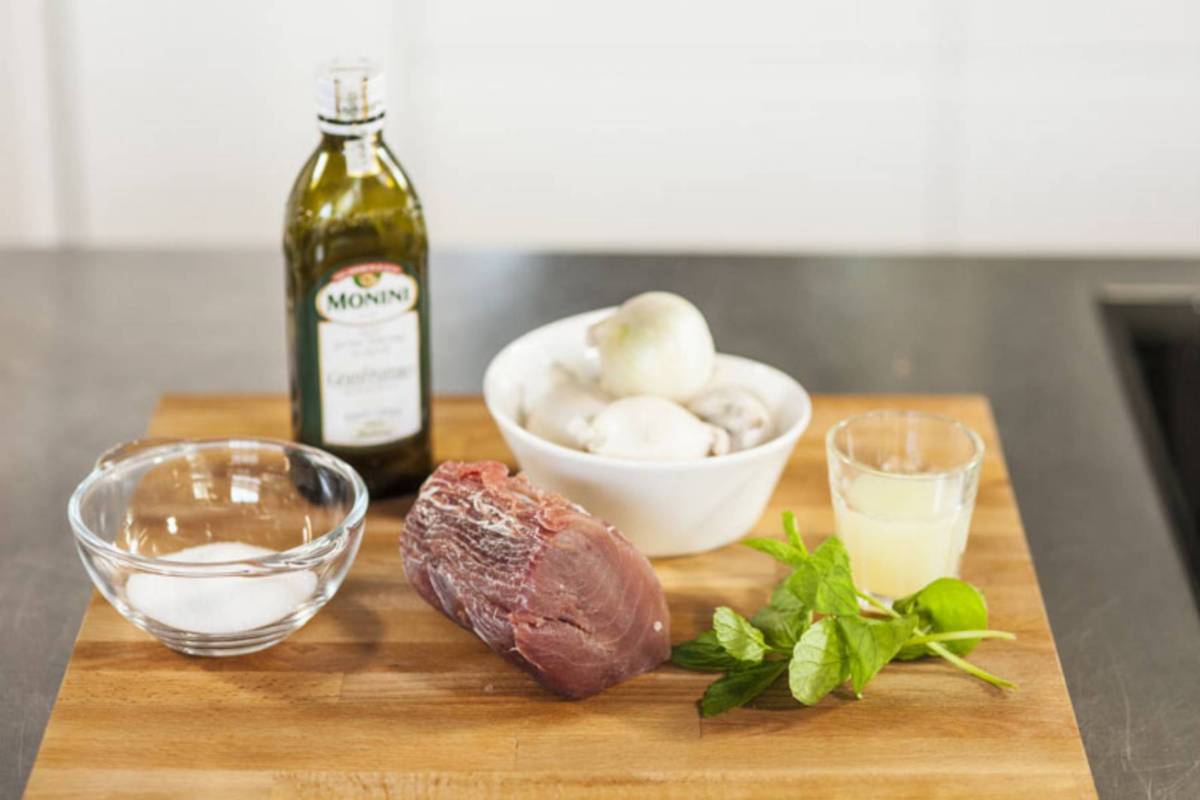 Świeży tuńczyk z białą cebulą i miętą - na zimno