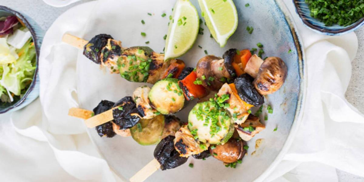 Kolorowe szaszłyki z kurczaka ze śliwką kalifornijską