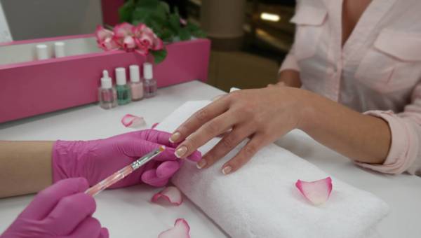 Manicure japoński na czym polega? Tutorial krok po kroku od eksperta