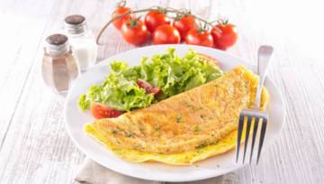 Omlet z żółtym serem na śniadanie, obiad lub kolację
