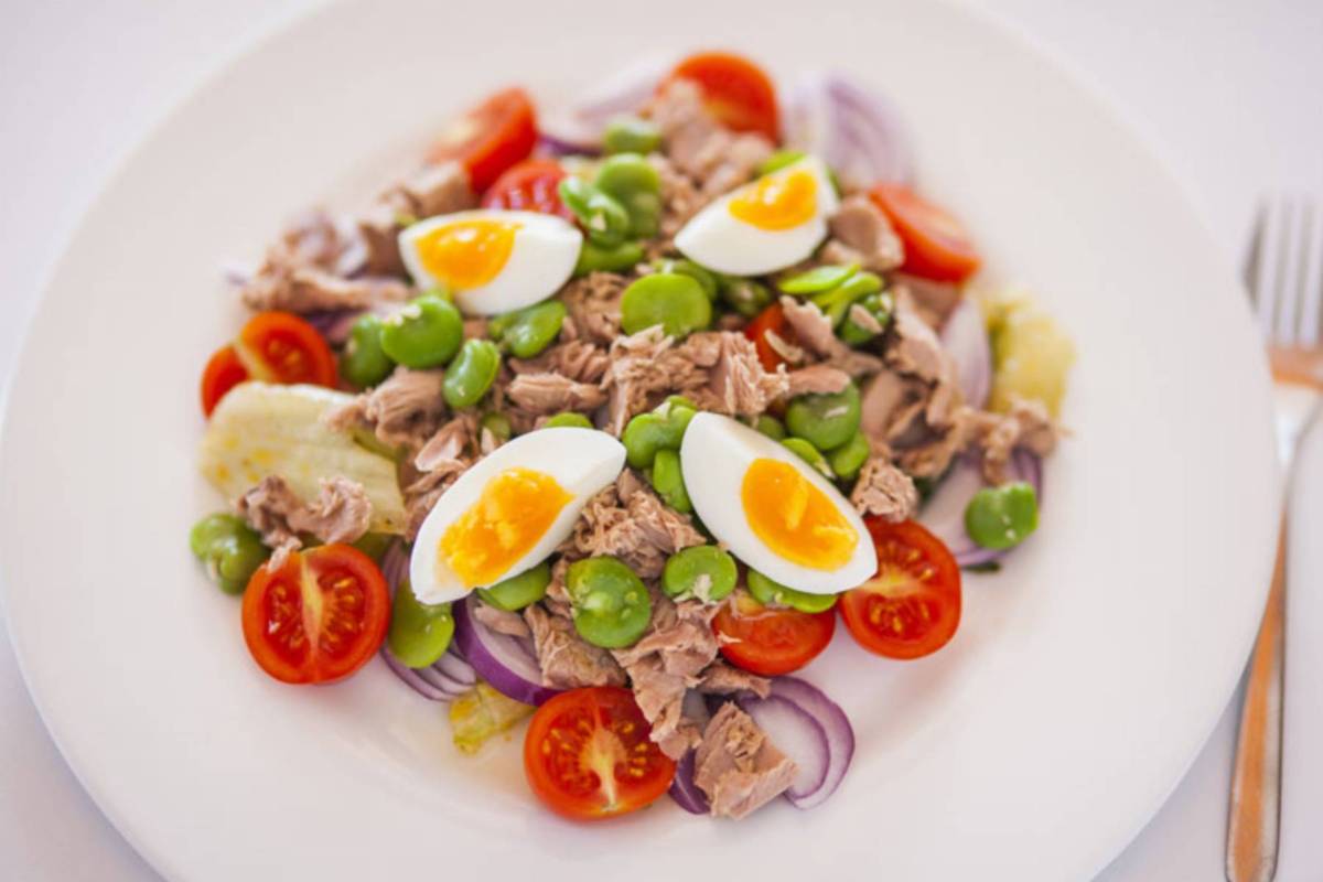 Sałatka z bobem, tuńczykiem i gotowanym jajkiem