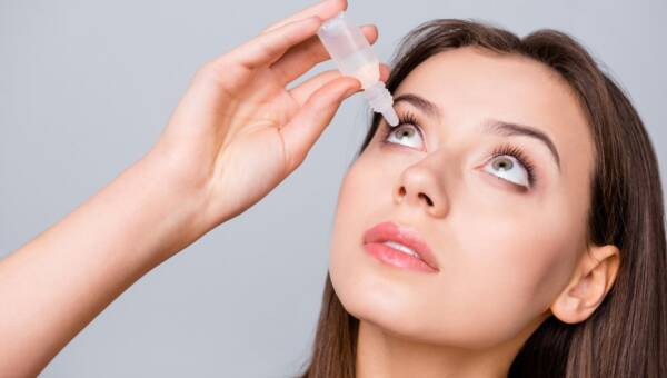 wkraplanie kropli do oczu