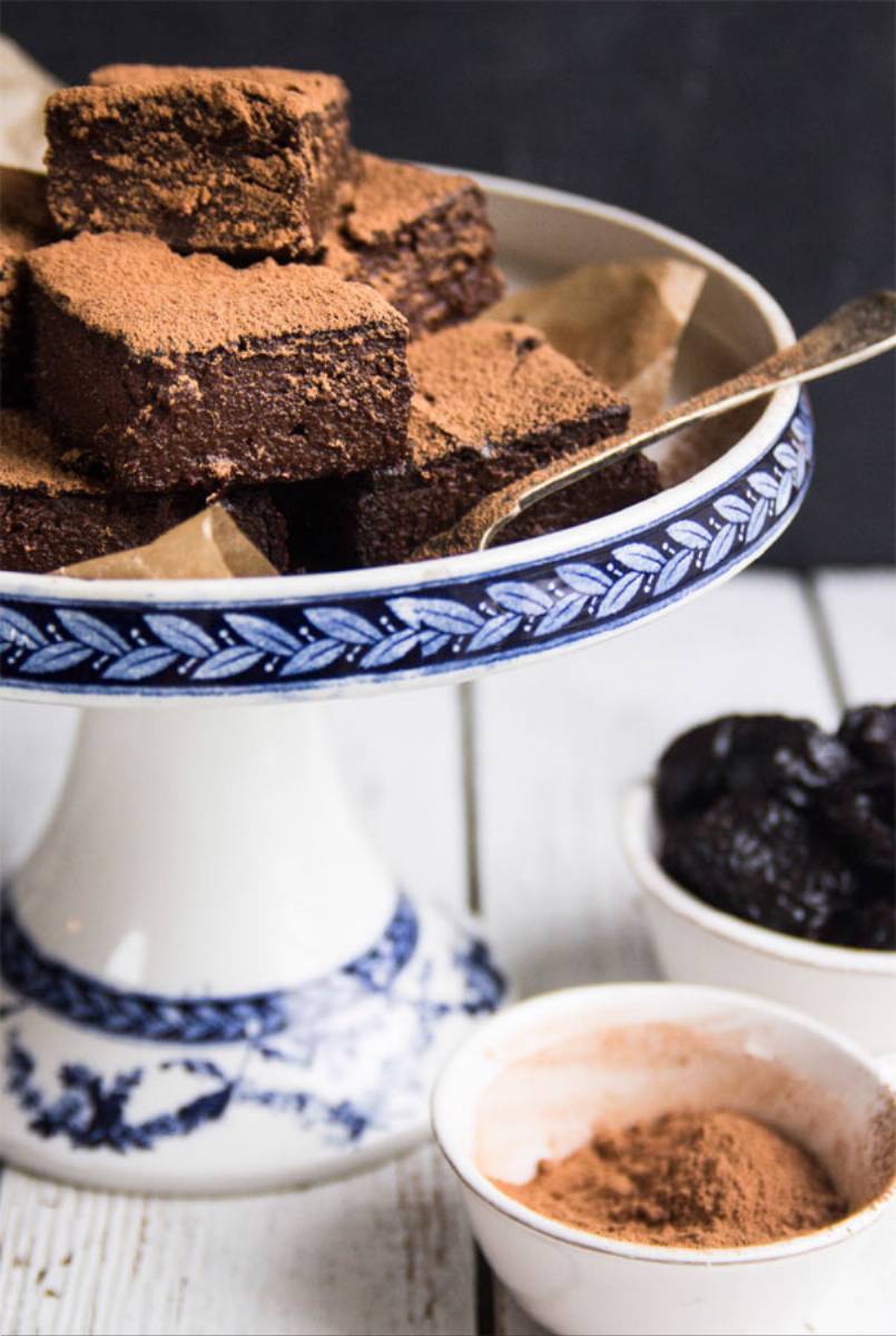 Bezglutenowe ciasto brownie z batata i śliwki kalifornijskiej